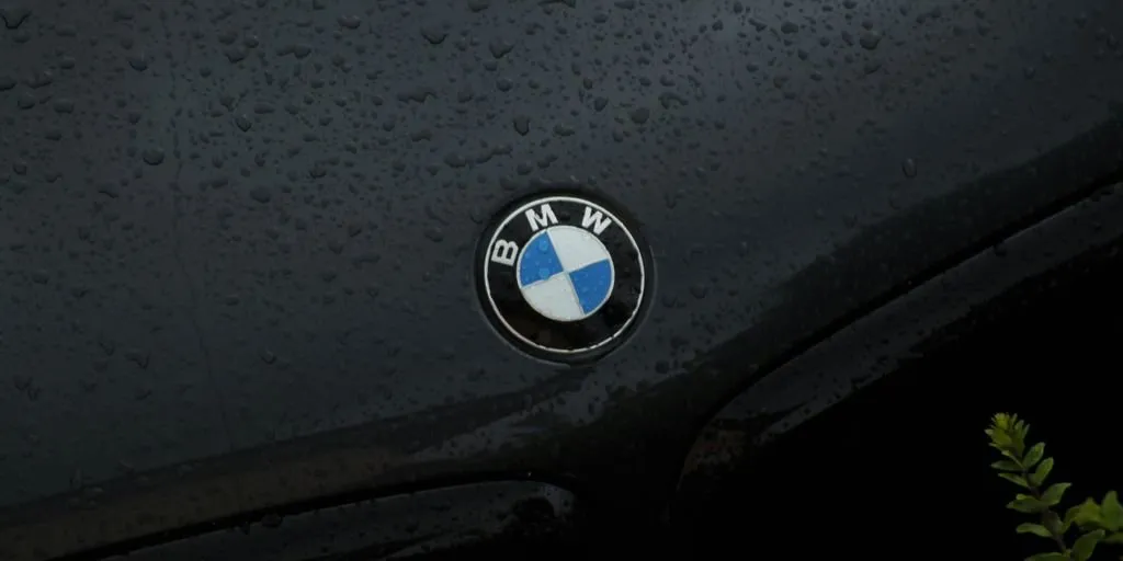 Miksi BMW vikavalot syttyvät ja mitä ne tarkoittavat?