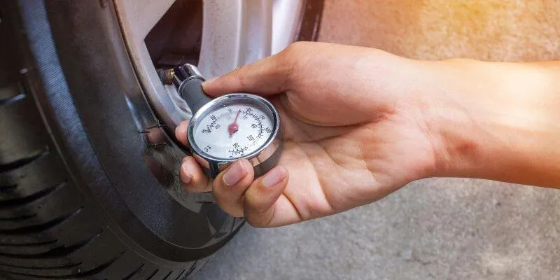 Henkilöauton rengaspaineen merkitys ja ohjeet