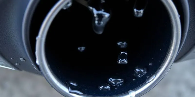 Miksi auton pakoputkesta tulee vettä?