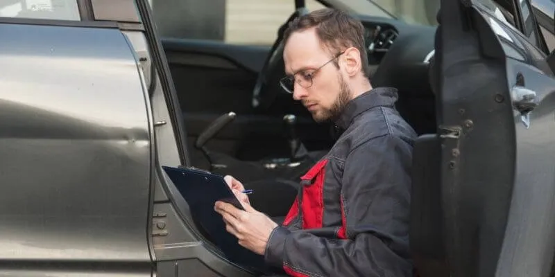 Miten löytää auton vin koodi ja mitä se paljastaa autostasi?