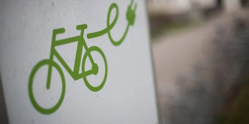 Miten sähköpyörä ladataan?