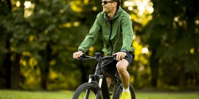 Sähköpyörällä ajaminen