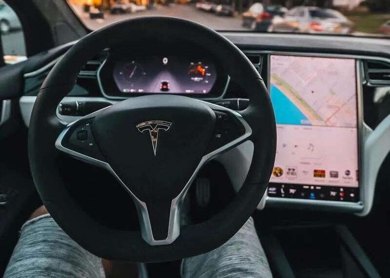 Sijoittaminen Teslaan – miksi kohde on kiinnostava rahapelaajille?