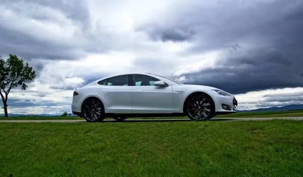 Mitä pitää huomioida käytettyä Tesla Model S -sähköautoa ostaessa?